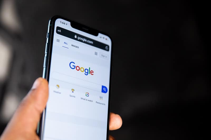 Google på mobil. God SEO-tekstforfatning kræver søgeordsanalyse. beritbai.dk, - København