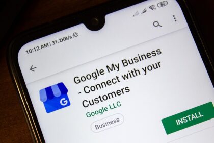 Google My Business på mobiltelefon. beritbai.dk