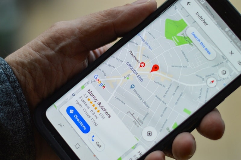 Mobil, der viser Google Maps.